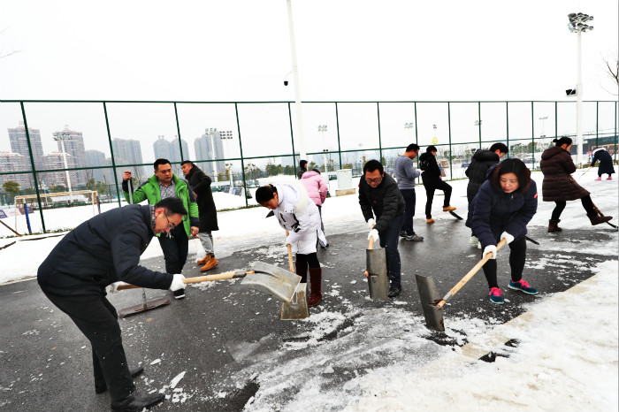 一場雪，體育中心美得不要不要的 但最美的風景還是他們(圖5)