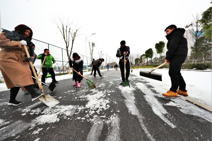 一場雪，體育中心美得不要不要的 但最美的風景還是他們(圖12)