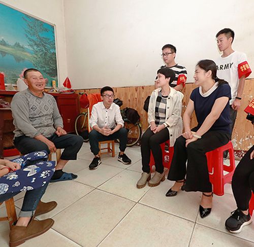 武漢體育中心志愿者走進社區慰問留守兒童(圖1)