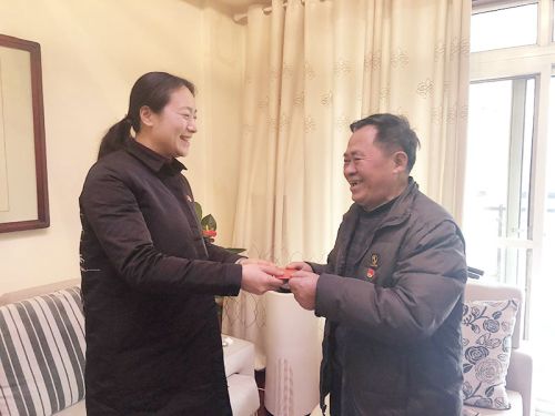 體育中心開展春節(jié)前慰問退休黨員活動(dòng)(圖1)
