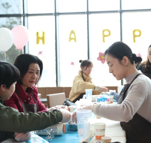 巧手做糕點，甜蜜迎佳節 ▏武漢體育中心舉行“三八”婦女節關愛活動(圖3)