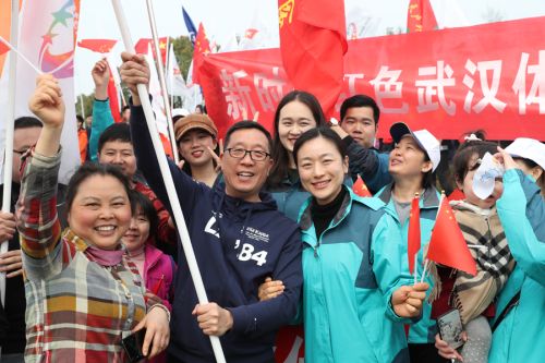 “與軍運同行”徒步活動上演“快閃”  武漢體育中心作為企業代表隊第一方陣登場(圖1)