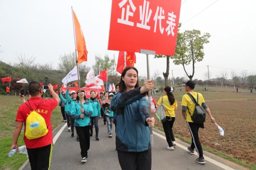 “與軍運同行”徒步活動上演“快閃”  武漢體育中心作為企業代表隊第一方陣登場(圖9)