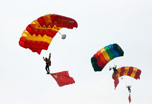 2019國際航聯世界飛行者大會在我區開幕 頂尖飛行員翱翔“天空之城”(圖9)