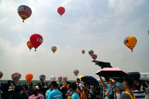 2019國際航聯世界飛行者大會在我區開幕 頂尖飛行員翱翔“天空之城”(圖19)