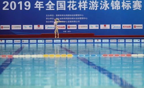 “水上芭蕾”究竟有多美？全國花樣游泳錦標(biāo)賽武漢“綻放”（附精美圖集）(圖1)