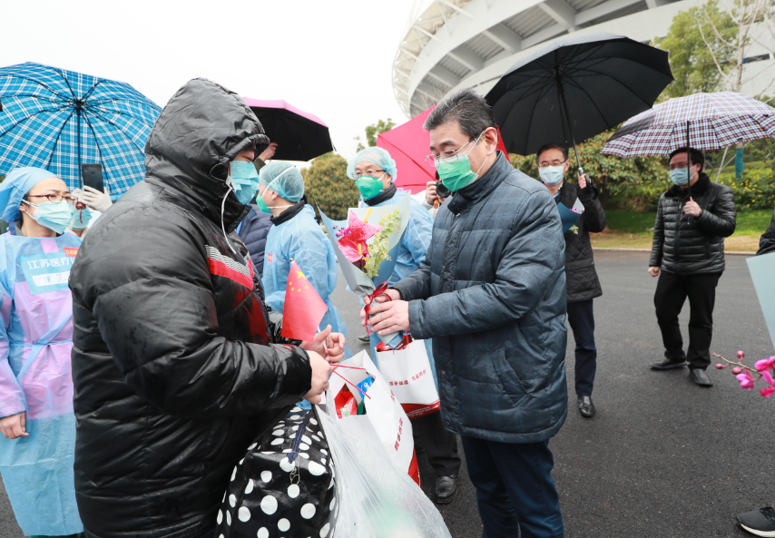 武漢體育中心方艙醫院迎來“出艙”高峰 164名患者康復出院 彭浩等領導慰問治愈患者
