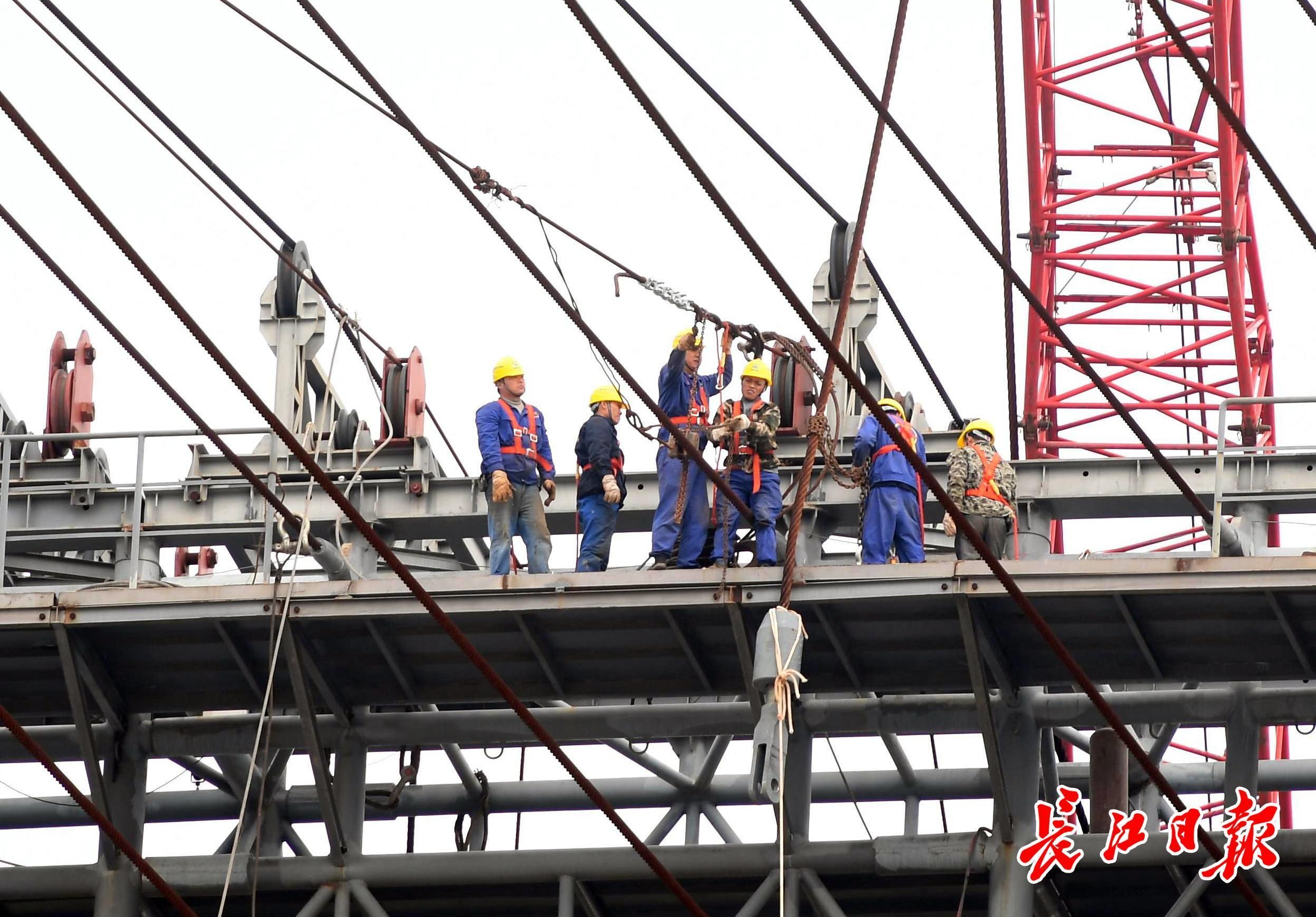 軍運(yùn)會(huì)開幕式“幕后英雄”威亞塔開始拆除，1500噸回收鋼材將建籃球場(chǎng)等(圖1)
